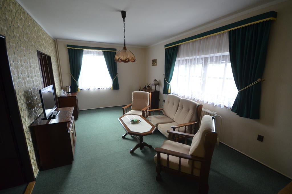 Villa Zerotin Penzion Bed & Breakfast Velke Losiny Exterior photo
